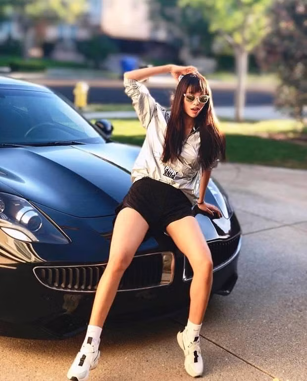 Phạm Hương khoe siêu xe gần 10 tỷ ở trời Tây ảnh 1 Phạm Hương khoe siêu xe gần 10 tỷ ở trời Tây ảnh 1