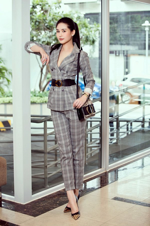 Tuyệt chiêu kiềm chế cơn nghiện mua sắm của “yêu nữ hàng hiệu” Lê Âu Ngân Anh ảnh 10 Empty