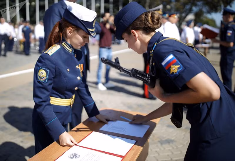 Ngắm các nữ học viên phi công xinh đẹp của quân đội Nga ảnh 7