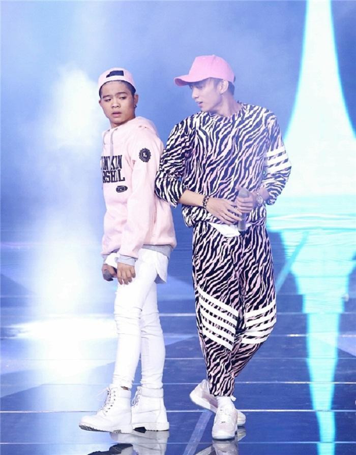 Sau khi phẫu thuật thẩm mỹ, quán quân "The Voice Kids" Quang Anh thay đổi thế nào? ảnh 2 Sau khi phẫu thuật thẩm mỹ, quán quân "The Voice Kids" Quang Anh thay đổi thế nào? ảnh 2