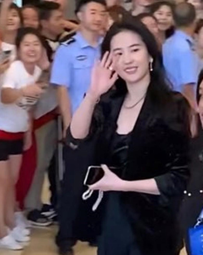 Lưu Diệc Phi khác lạ trong ảnh chưa qua chỉnh sửa ảnh 1 Luu Diec Phi khac la trong anh chua qua chinh sua hinh anh 1