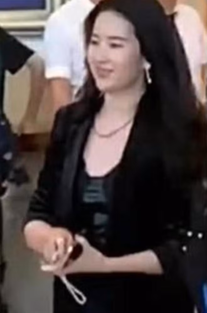 Luu Diec Phi khac la trong anh chua qua chinh sua hinh anh 2 