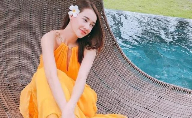 Nhã Phương như một nàng tiên nhẹ nhàng.