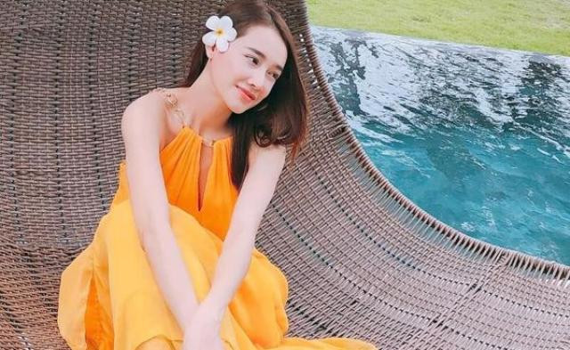 Nhã Phương như một nàng tiên nhẹ nhàng.