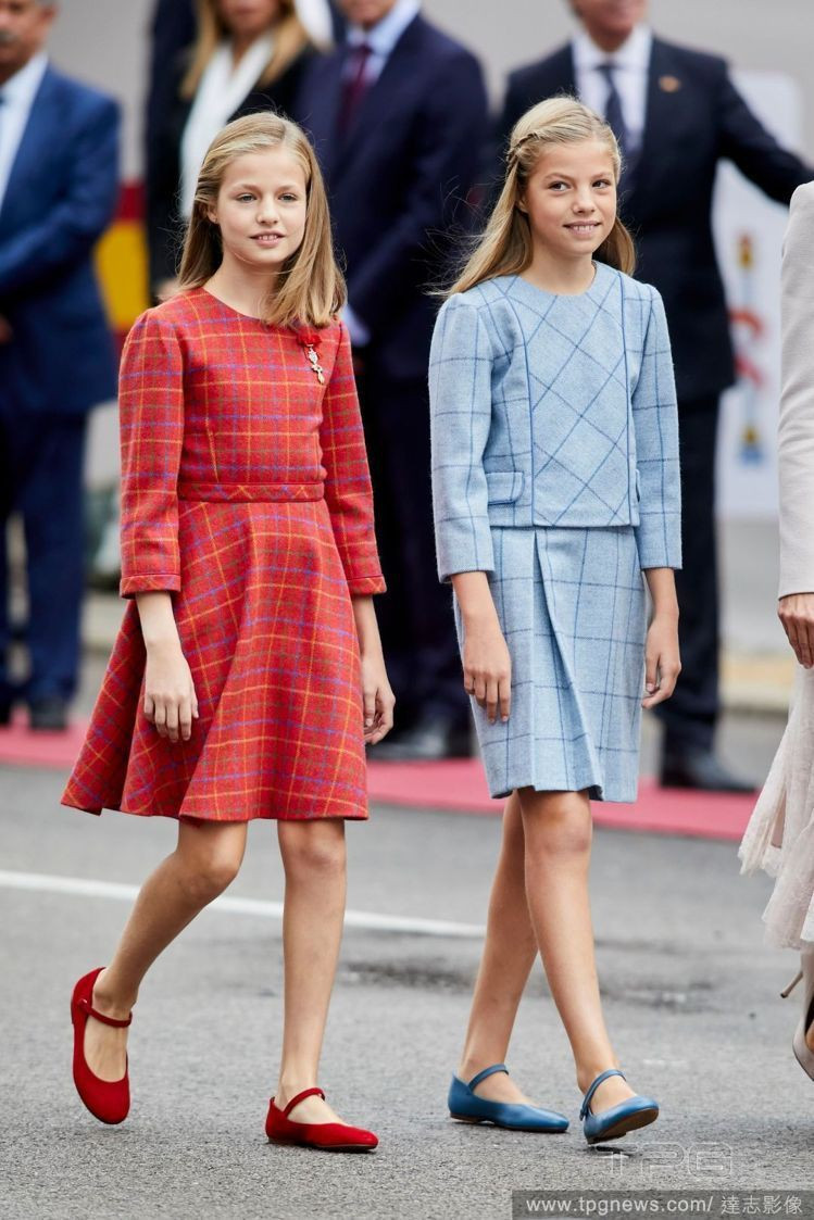 Nhan sắc tuyệt phẩm đúng chuẩn “lá ngọc cành vàng" của hai công chúa nhỏ Hoàng gia Tây Ban Nha ảnh 7