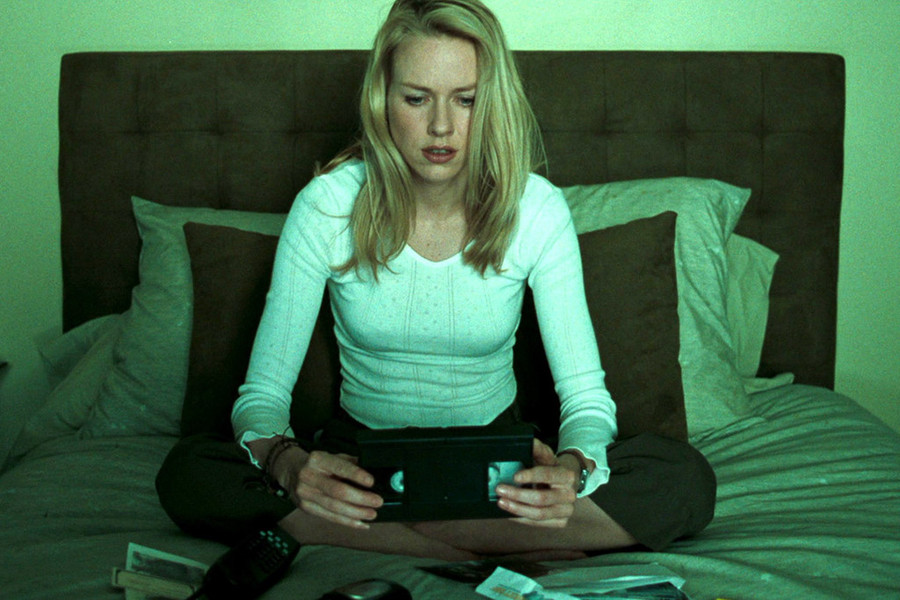 Cuốn băng ma ám trong loạt The Ring (2002): Được chuyển thể từ tác phẩm cùng tên của Nhật Bản, The Ring (2002) là một trong những loạt phim kinh dị hấp dẫn nhất. Đúng bảy ngày sau khi xem cuốn băng kỳ lạ, ma nữ Samara sẽ chui ra từ chiếc ti-vi và lấy mạng nạn nhân xấu số. Người bị ám chỉ có thể đưa cuốn băng, khiến người khác phải xem nó để chuyển đi lời nguyền. Phim mới ra mắt tập ba - Rings (2017) - hồi đầu năm, nhưng tác phẩm có chất lượng thua xa hai phần đầu tiên. Cuốn băng ma ám trong loạt The Ring (2002): Được chuyển thể từ tác phẩm cùng tên của Nhật Bản, The Ring (2002) là một trong những loạt phim kinh dị hấp dẫn nhất. Đúng bảy ngày sau khi xem cuốn băng kỳ lạ, ma nữ Samara sẽ chui ra từ chiếc ti-vi và lấy mạng nạn nhân xấu số. Người bị ám chỉ có thể đưa cuốn băng, khiến người khác phải xem nó để chuyển đi lời nguyền. Phim mới ra mắt tập ba - Rings (2017) - hồi đầu năm, nhưng tác phẩm có chất lượng thua xa hai phần đầu tiên.