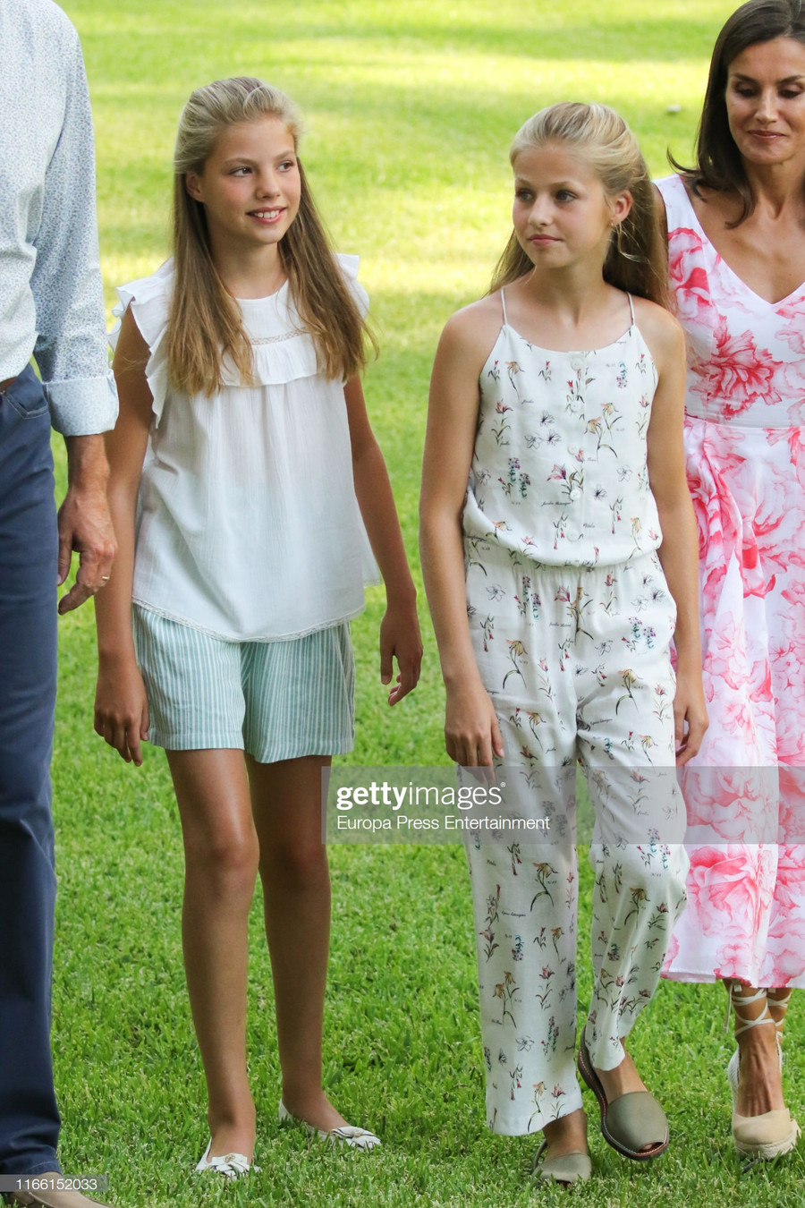 Nhan sắc tuyệt phẩm đúng chuẩn “lá ngọc cành vàng" của hai công chúa nhỏ Hoàng gia Tây Ban Nha ảnh 14