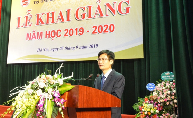 PGS.TS. Nguyễn Quang Huy - Bí thư Đảng ủy, Hiệu trưởng nhà trường phát biểu tại Lễ khai giảng.