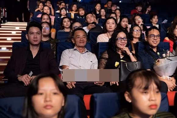 Bố mẹ và rất đông fan hâm mộ đã đến buổi fan meeting của Quốc Trường.