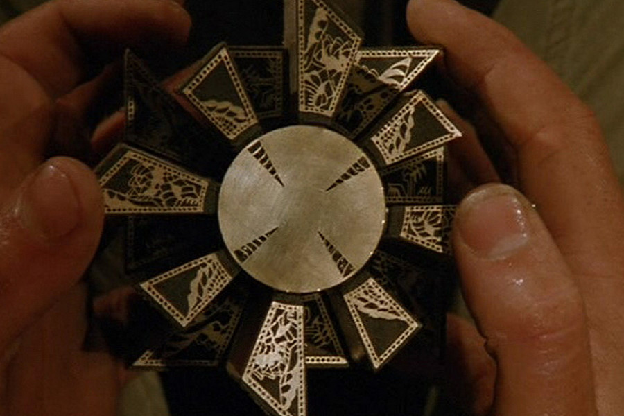 Chiếc hộp trong phim Hellraiser (1987): Loạt phim kinh dị máu me Hellraiser giới thiệu một món đồ ma ám khác không kém phần ghê rợn. Chiếc hộp xếp hình tưởng chừng vô hại thực chất lại là cầu nối giữa hai thế giới. Bất cứ ai vô tình giải được bí ẩn của nó sẽ triệu hồi Cenobites - những con quỷ đến từ thế giới khác - và lập tức bị chúng xé xác. Chiếc hộp trong phim Hellraiser (1987): Loạt phim kinh dị máu me Hellraiser giới thiệu một món đồ ma ám khác không kém phần ghê rợn. Chiếc hộp xếp hình tưởng chừng vô hại thực chất lại là cầu nối giữa hai thế giới. Bất cứ ai vô tình giải được bí ẩn của nó sẽ triệu hồi Cenobites - những con quỷ đến từ thế giới khác - và lập tức bị chúng xé xác.