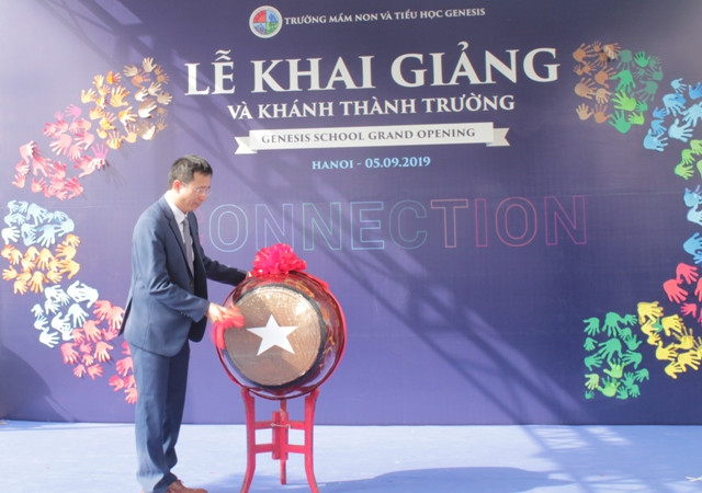 Thầy Nguyễn Hoài Bắc – Tổng Hiệu trưởng đánh trống khai trường.