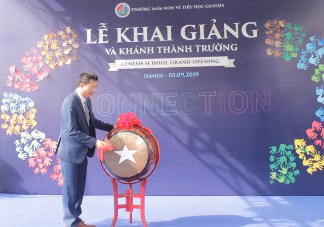 Thầy Nguyễn Hoài Bắc – Tổng Hiệu trưởng đánh trống khai trường.