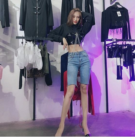 Choáng với thân hình "trơ xương" đáng báo động của người mẫu Linh Chi ảnh 3 Linh Chi gây bất ngờ với thân hình trơ xương đáng báo động-4