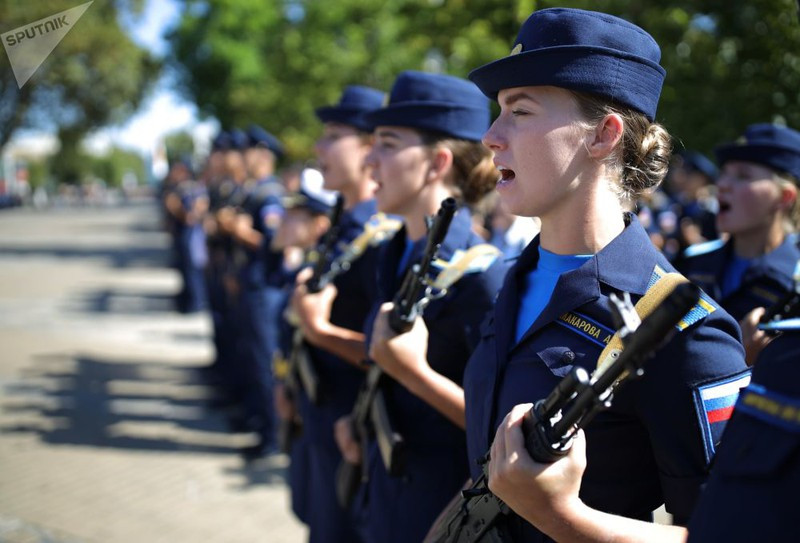 Ngắm các nữ học viên phi công xinh đẹp của quân đội Nga ảnh 8