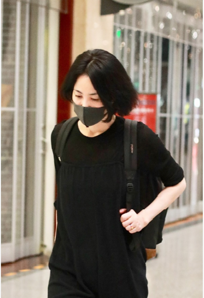 Vương Phi đeo nhẫn lạ, rộ tin bí mật kết hôn với Tạ Đình Phong - ảnh 1