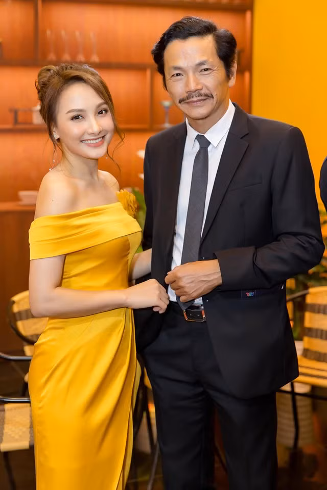 NSND Trung Anh nhận giải Diễn viên nam ấn tượng của VTV Awards 2019.