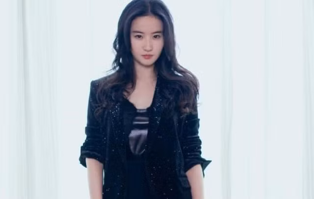 Do thuộc tạng người dễ tăng cân, Lưu Diệc Phi thường gặp khó khăn trong việc kiểm soát cân nặng. Công nghệ chỉnh ảnh giúp nữ diễn viên trở nên thon gọn hơn.