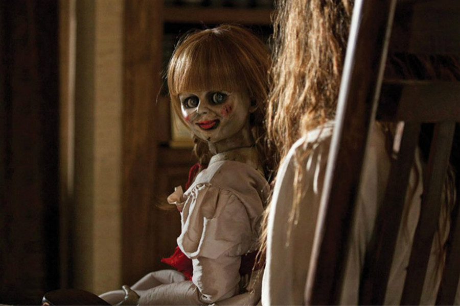 Annabelle trong Annabelle (2014): Xuất hiện thoáng qua trong The Conjuring (2013), con búp bê ma ám gây ấn tượng tới mức có một tập phim ngoại truyện riêng vào năm 2014. Annabelle là con búp bê có thật, được trưng bày tại bảo tàng của cặp vợ chồng trừ tà nổi tiếng Ed và Lorraine Warren. Nó được cho là chứa đựng linh hồn quỷ dữ, liên tục khủng bố tinh thần nạn nhân bằng đủ trò ma mãnh. Hậu quả là nạn nhân trở nên suy sụp, thậm chí tự sát vì quá sợ hãi. Mùa hè năm nay, nguồn gốc của Annabelle sắp sửa được hé lộ qua tập phim Annebelle: The Creation. Annabelle trong Annabelle (2014): Xuất hiện thoáng qua trong The Conjuring (2013), con búp bê ma ám gây ấn tượng tới mức có một tập phim ngoại truyện riêng vào năm 2014. Annabelle là con búp bê có thật, được trưng bày tại bảo tàng của cặp vợ chồng trừ tà nổi tiếng Ed và Lorraine Warren. Nó được cho là chứa đựng linh hồn quỷ dữ, liên tục khủng bố tinh thần nạn nhân bằng đủ trò ma mãnh. Hậu quả là nạn nhân trở nên suy sụp, thậm chí tự sát vì quá sợ hãi. Mùa hè năm nay, nguồn gốc của Annabelle sắp sửa được hé lộ qua tập phim Annebelle: The Creation.