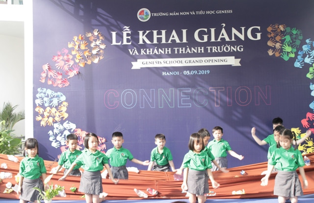 Học sinh kêu gọi bảo vệ môi trường và trái đất qua tiết mục văn nghệ.