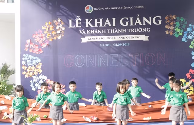 Học sinh kêu gọi bảo vệ môi trường và trái đất qua tiết mục văn nghệ.