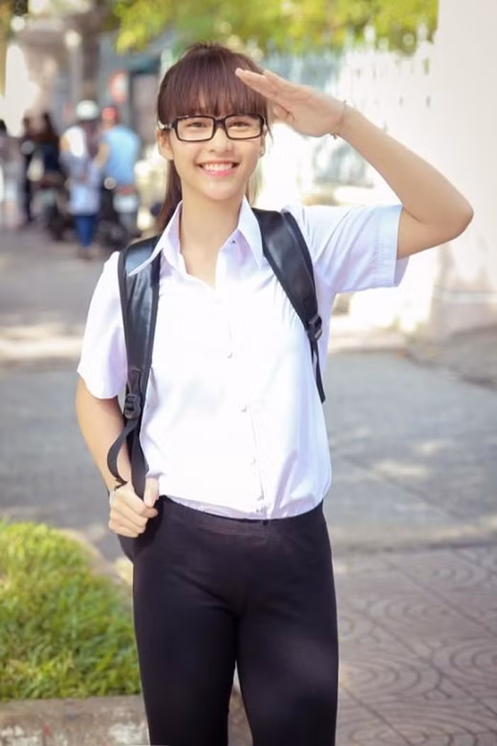 Hé lộ hình ảnh Sơn Tùng cá tính, Kỳ Duyên diện đồ đơn giản thời đi học ảnh 9