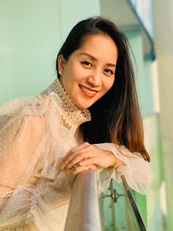 Vẫn rất xinh đẹp, nhưng tuổi thật của Khánh Thi đã bị “tố” rõ bởi chi tiết này ảnh 2 van rat xinh dep, nhung tuoi that cua khanh thi da bi “to” ro boi chi tiet nay - 4