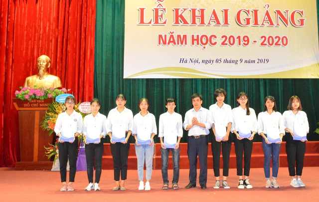 10 sinh viên đỗ thủ khoa, á khoa được tặng quà tại Lễ khai giảng.