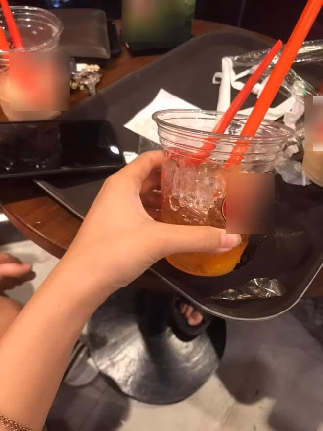 Lên mạng than phiền nhân viên chuỗi cà phê nổi tiếng coi thường khách hàng, cô gái trẻ bất ngờ bị chỉ trích ngược vì một chi tiết - Ảnh 2.