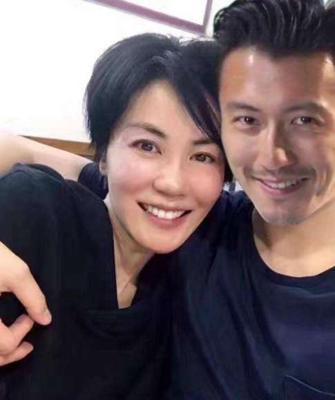 Vương Phi đeo nhẫn lạ, rộ tin bí mật kết hôn với Tạ Đình Phong - ảnh 2