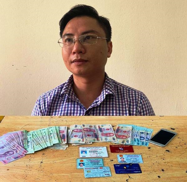 Ngô Văn Khích (tức Đăng Hạ) và các tang vật thu giữ (Ảnh do Công an tỉnh Thanh Hóa cung cấp).