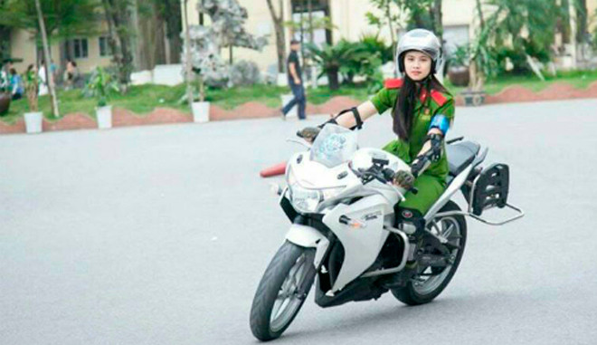 Phạm Hồng Thủy đang tập luyện lái môtô tại trường. Phạm Hồng Thủy đang tập luyện lái môtôtại trường. Ảnh: NVCC