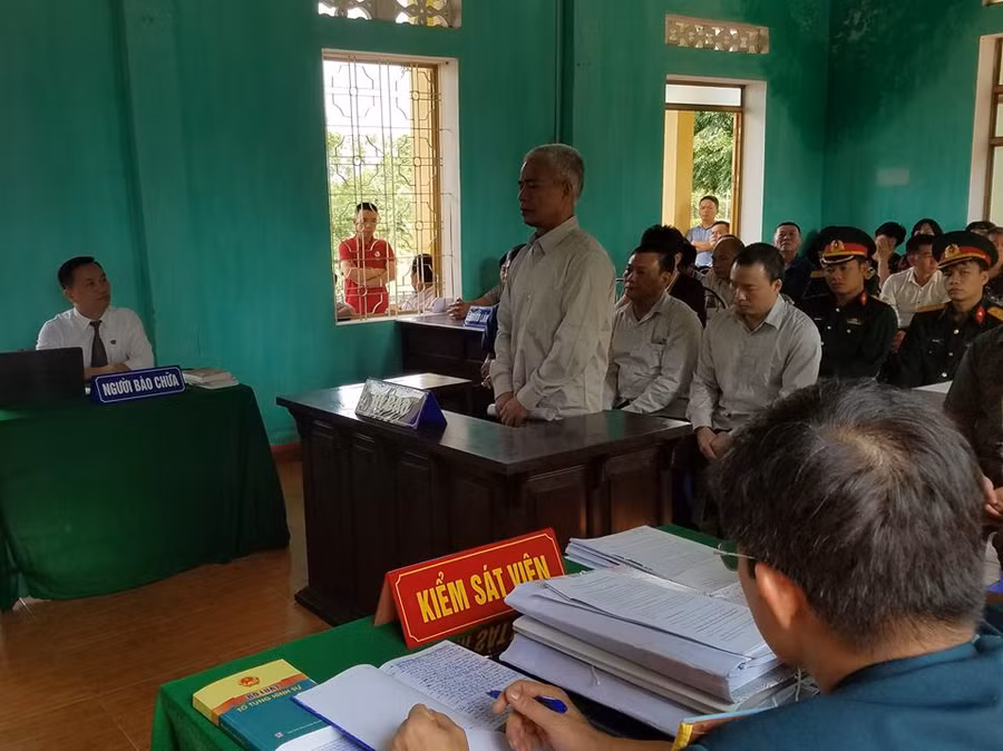 Phiên tòa xét xử 5 bị cáo phân lô bán nền đất quốc phòng 