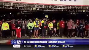 Chạy marathon nửa đường thì dừng lại… cưới nhau