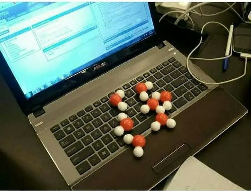 Lỡ tay làm đổ nước. Lỡ tay làm đổ nước.