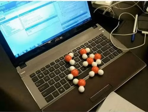 Lỡ tay làm đổ nước.