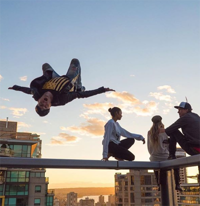 McMurray trong một pha biểu diễn mạo hiểm. Ảnh: Rory Bushfield.