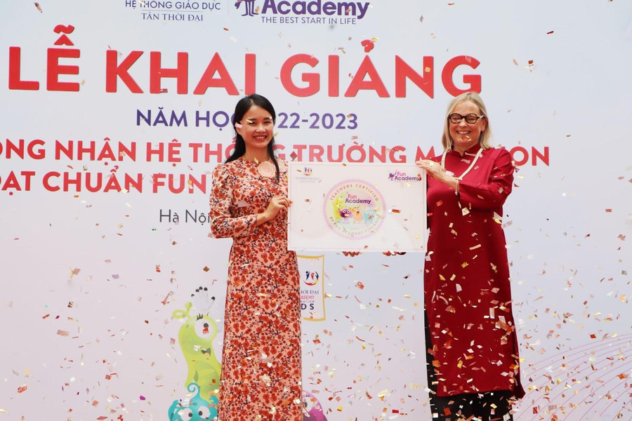 Bà Nguyễn Thị Thu Hiền - Hiệu trưởng trường Mầm non Tân Thời Đại - Fun Academy đại diện cho các hiệu trưởng trường Mầm non hệ thống nhận công nhận thương hiệu Fun Academy