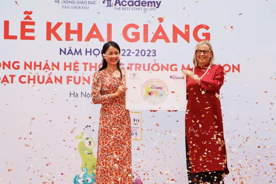 Bà Nguyễn Thị Thu Hiền - Hiệu trưởng trường Mầm non Tân Thời Đại - Fun Academy đại diện cho các hiệu trưởng trường Mầm non hệ thống nhận công nhận thương hiệu Fun Academy
