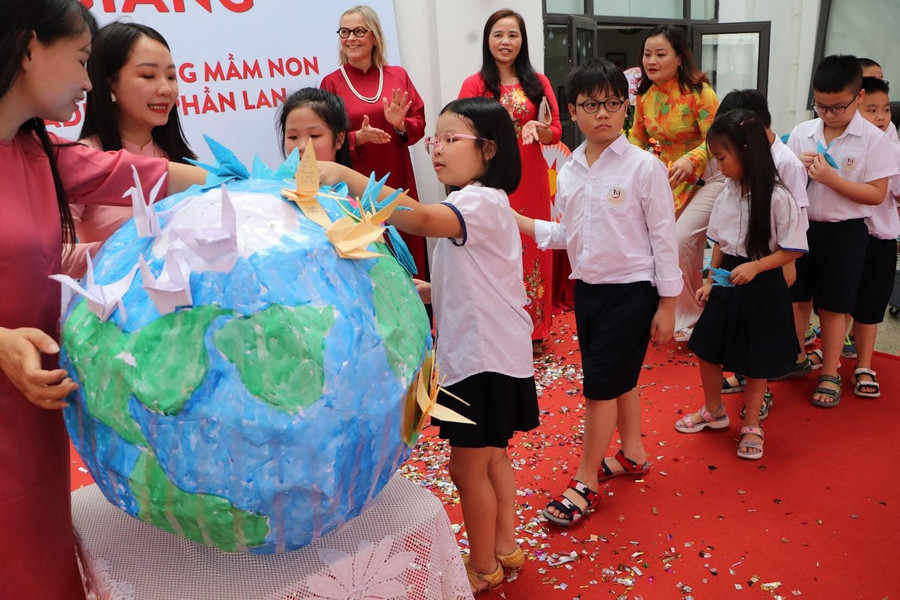 Các học sinh trường Tiểu học, Mầm non Tân Thời Đại gắn những chiếc hạc giấy xinh ghi những ước mơ trước thềm năm học mới lên quả địa cầu.