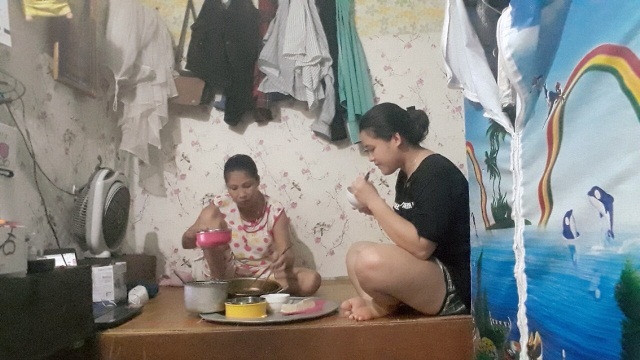 Ngô Thị Xuân và mẹ trong bữa cơm thường ngày