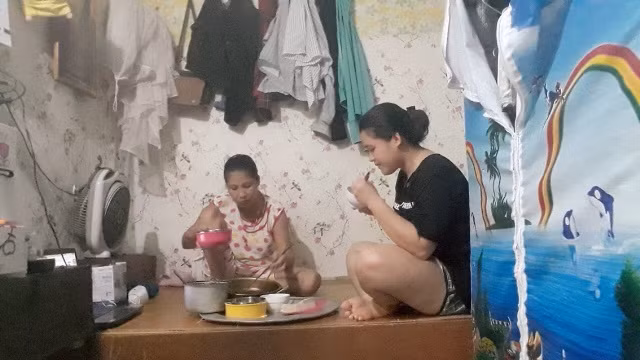 Ngô Thị Xuân và mẹ trong bữa cơm thường ngày