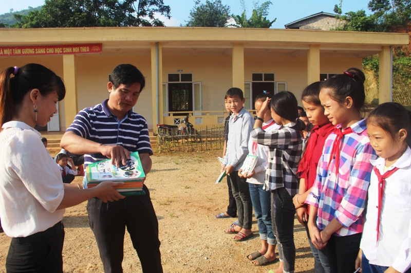 Thầy giáo Trần Văn Liêm - Hiệu trưởng nhà trường trích tiền lương của mình ra mua vở, bút viết hỗ trợ cho học trò