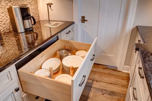 Nếu để mọiđĩa to nhỏ chồng lên nhau trong ngăn kéo, bạn rất khó lấy đúng cái mình cần. Chỉ cần vài thanh gỗ chia ngăn kéo thành các khoang lớn nhỏ cho các cỡ, mọi rắc rối của bạn bay sạch.