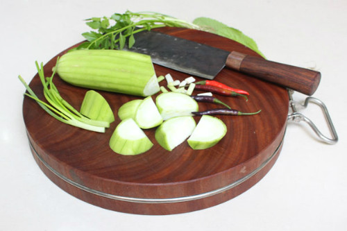 Thớt gỗ chứa vi khuẩn gấp 200 lần bồn cầu nếu không vệ sinh đúng cách. Thớt gỗ chứa vi khuẩn gấp 200 lần bồn cầu.