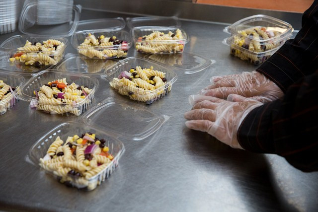 Dịch vụ Cộng đồng chuẩn bị bữa ăn cho 15 chế độ ăn uống y tế khác nhau phù hợp với những người có thu nhập thấp