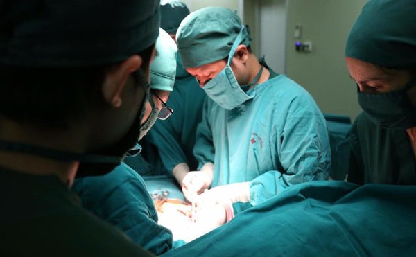 Ekip gồm nhiều chuyên khoa cùng phối hợp mổ bóc tách khối u cho bệnh nhân
