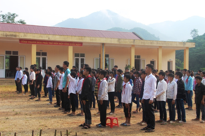 Thầy và trò nhà trường hát Quốc ca trong buổi Chào cờ đầu tiên năm học mới