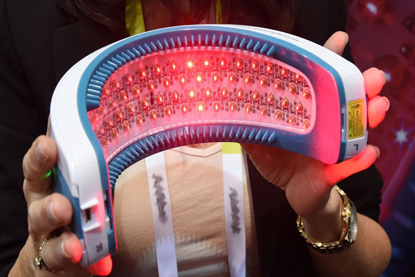 Ánh sáng laser trị liệu có tác dụng kích thích mọc tóc và tránh được nguy cơ rụng tóc. Ảnh: BL