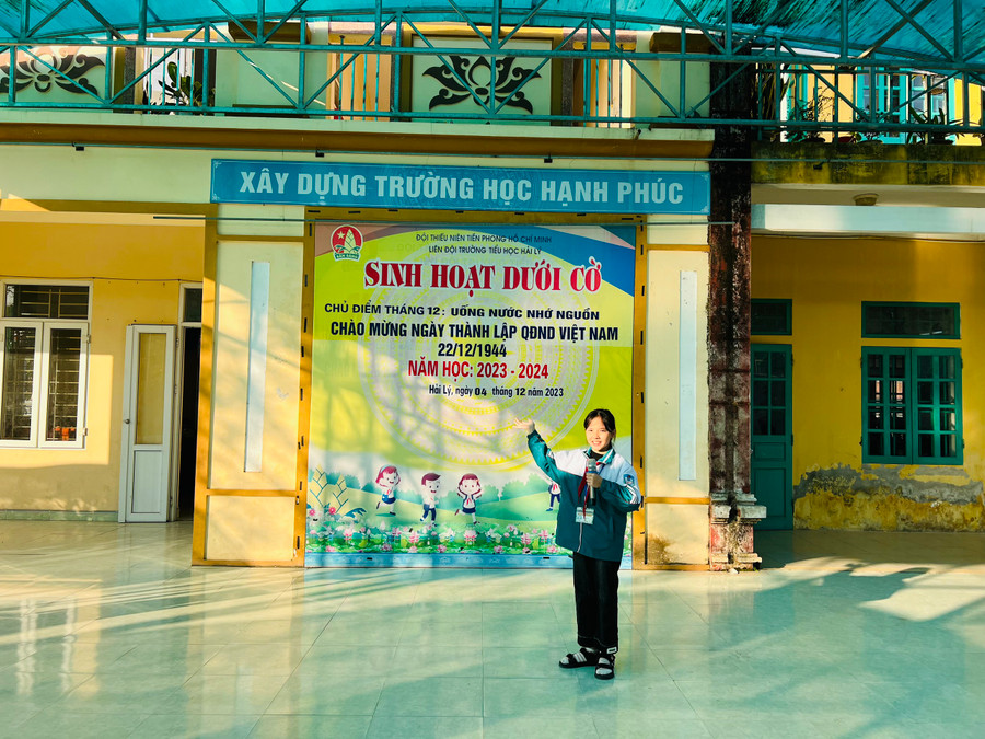 Học sinh trình bày của nhận của mình trong buổi sinh hoạt dưới cờ về lịch sử 79 năm thành lập QĐND Việt Nam. Học sinh trình bày của nhận của mình trong buổi sinh hoạt dưới cờ về lịch sử 79 năm thành lập QĐND Việt Nam.