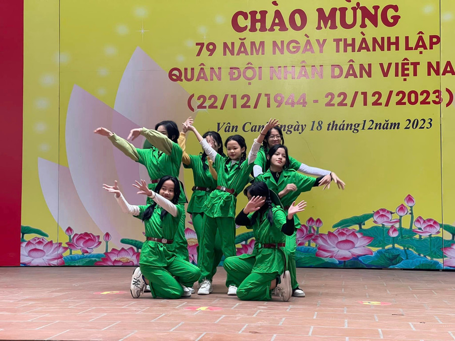 Học sinh Trường THCS Vân Canh (Hoài Đức, Hà Nội) biểu diễn văn nghệ chào mừng ngày 22/12. Học sinh Trường THCS Vân Canh (Hoài Đức, Hà Nội) biểu diễn văn nghệ chào mừng ngày 22/12.